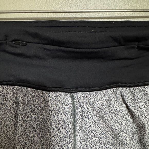 Lululemon Hotty Hot Short (Naked 4") size 6 - Picture 7 of 8